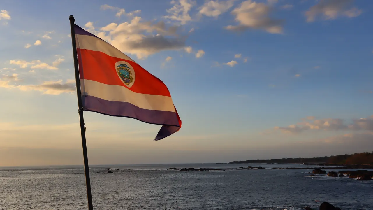 Bandera de Costa Rica frente al mar